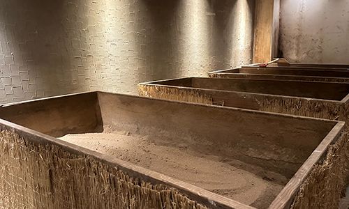 藁で覆った木の浴槽が並ぶ浴室