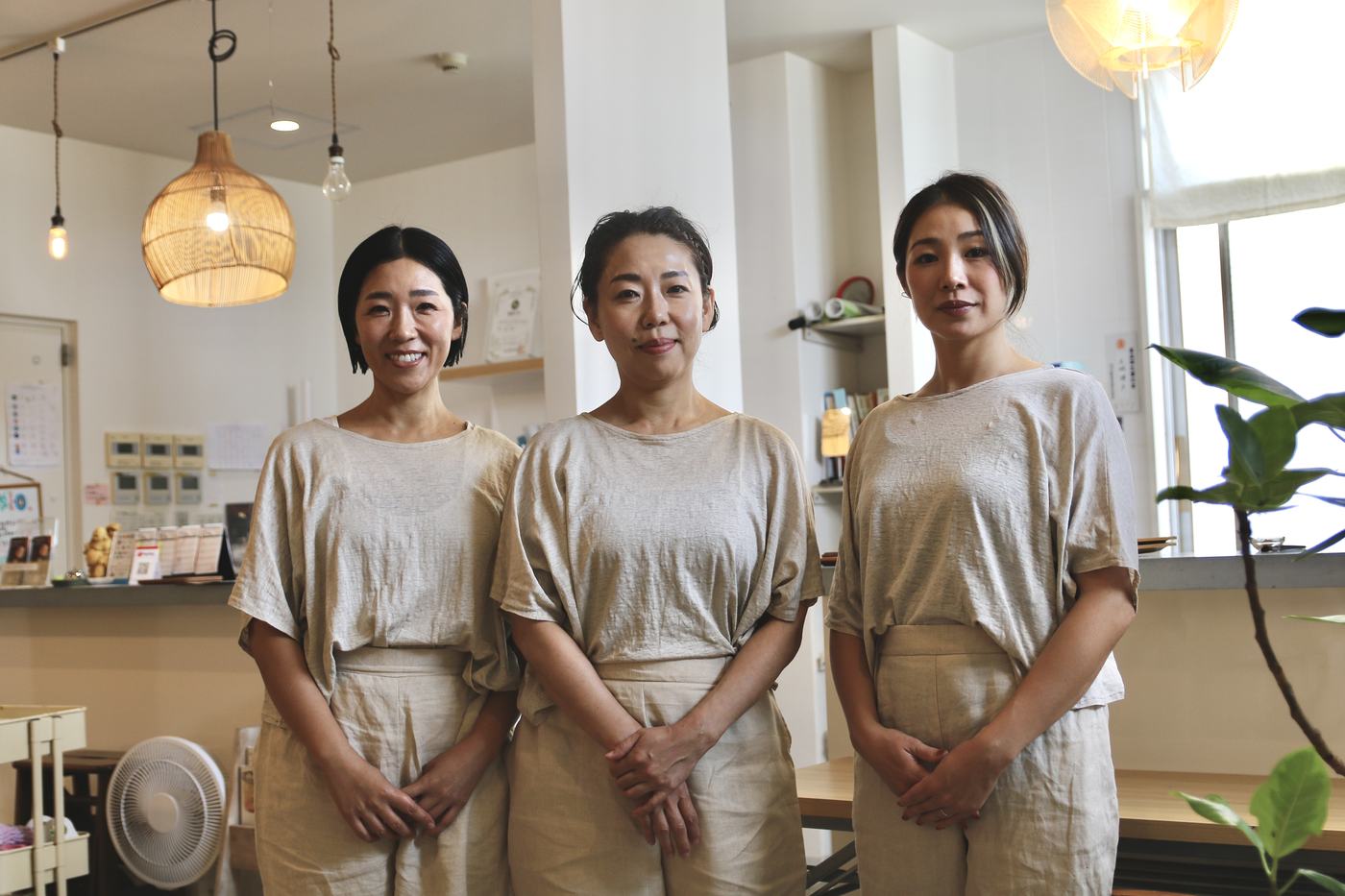 受付の前に並んで立つスタッフ3人