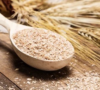 木の匙にすくった米糠と、麦の穂