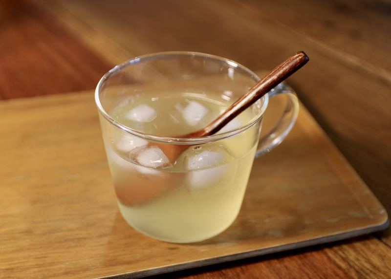 木のトレーに、氷の入った自家製酵素ジュースのカップ